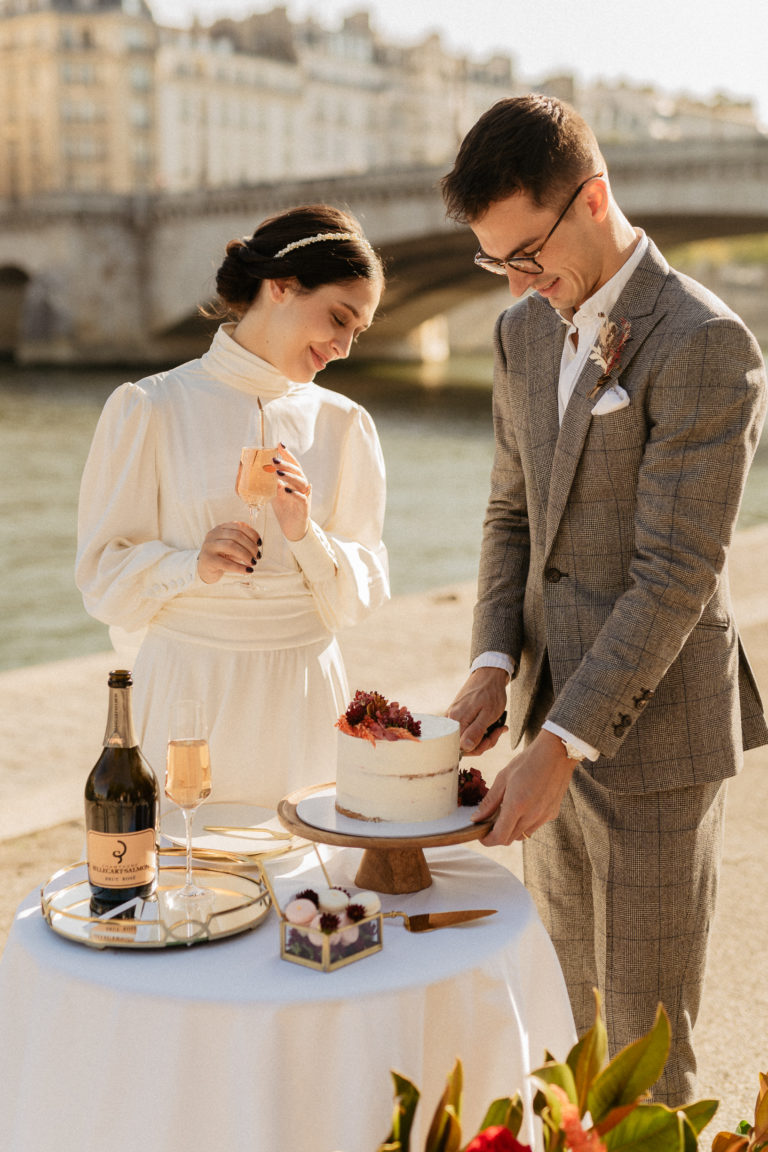 couple cutting cake paris wedding