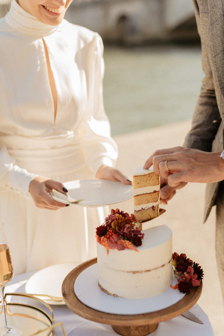 couple cutting cake paris wedding