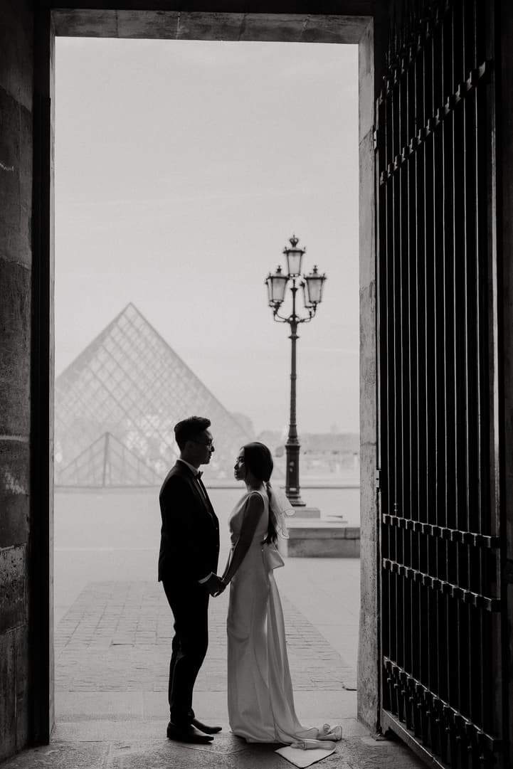 paris elopement louvre pyramide wedding