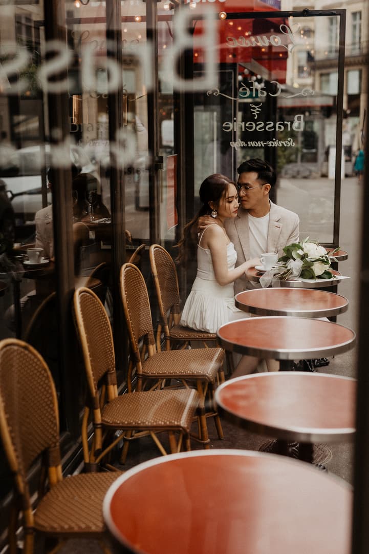 paris elopement wedding cafe