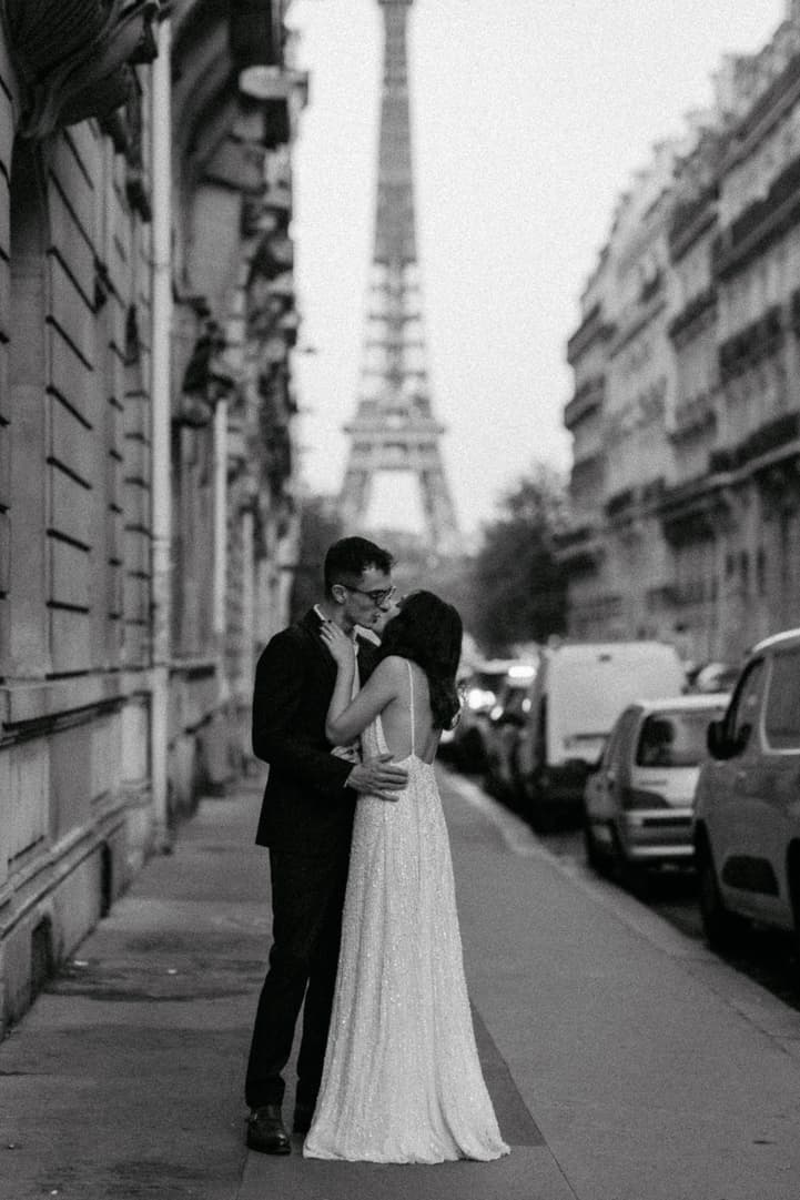 paris wedding photo by night with eiffel tower