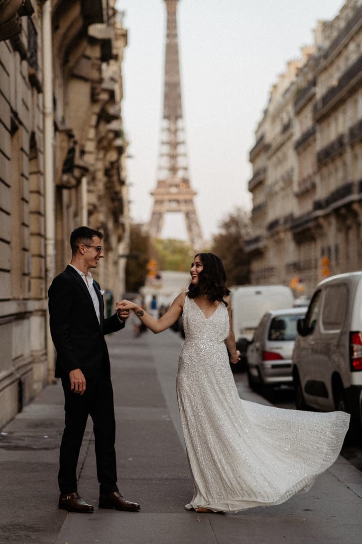 paris wedding photo by night with eiffel tower