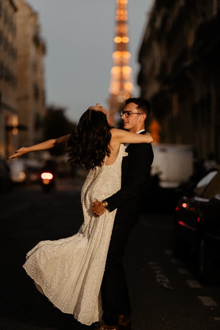 paris wedding photo by night with eiffel tower