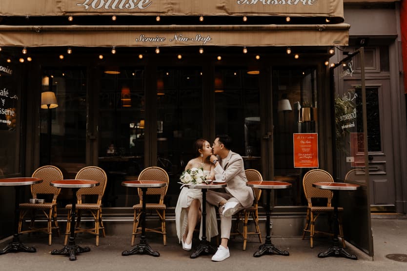 Cute cafe & cute couple in Paris