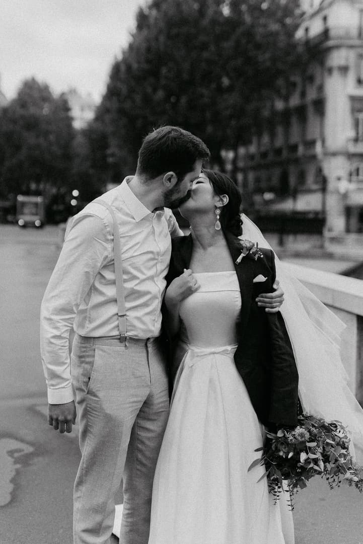 Black and white: Haruka and Florent kissing on a Paris street