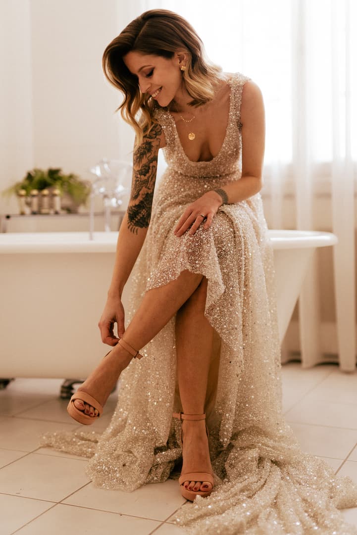 gorgeous bride preparation moment
