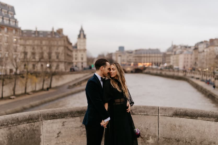 Autumn Wedding Elopement Pictures in Paris Pont Neuf