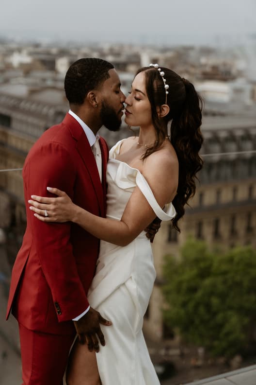 Couple kissing elopement photoshoot Paris Architecture