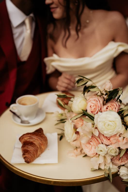 Detail wedding shoot of bouquet + Croissant