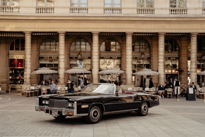 Vintage car wedding couple photoshoot Paris