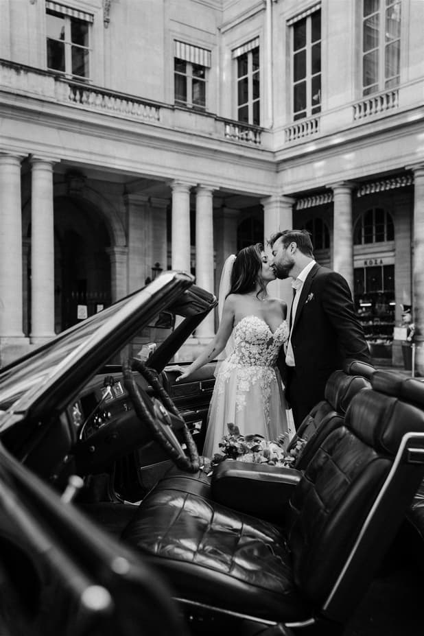 B&W Vintage car wedding couple photoshoot Paris