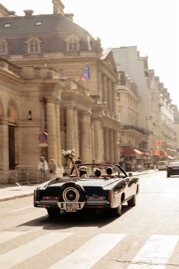 Vintage car wedding couple photoshoot Paris