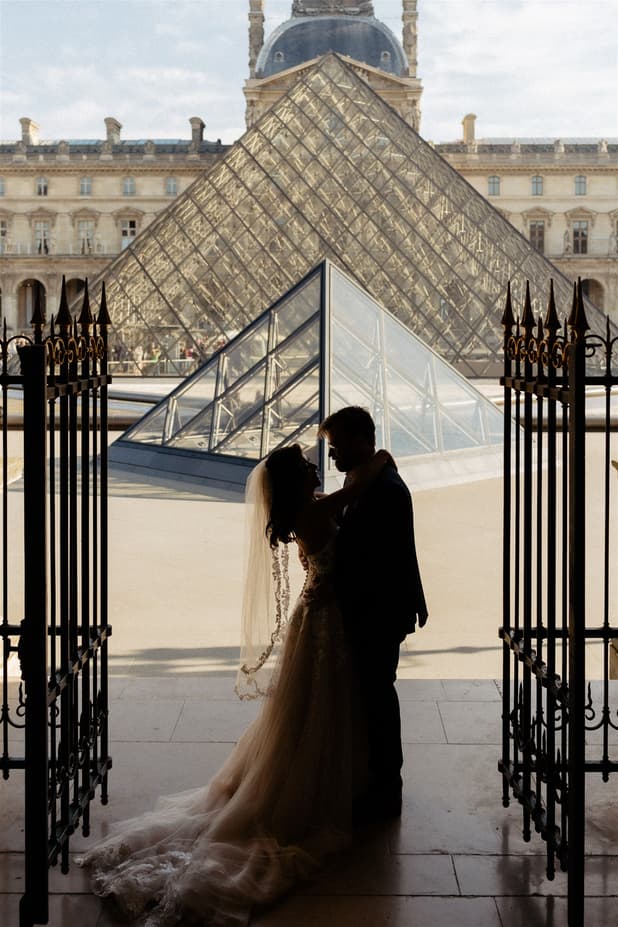 Couples portrait elopement photos in louvre museum