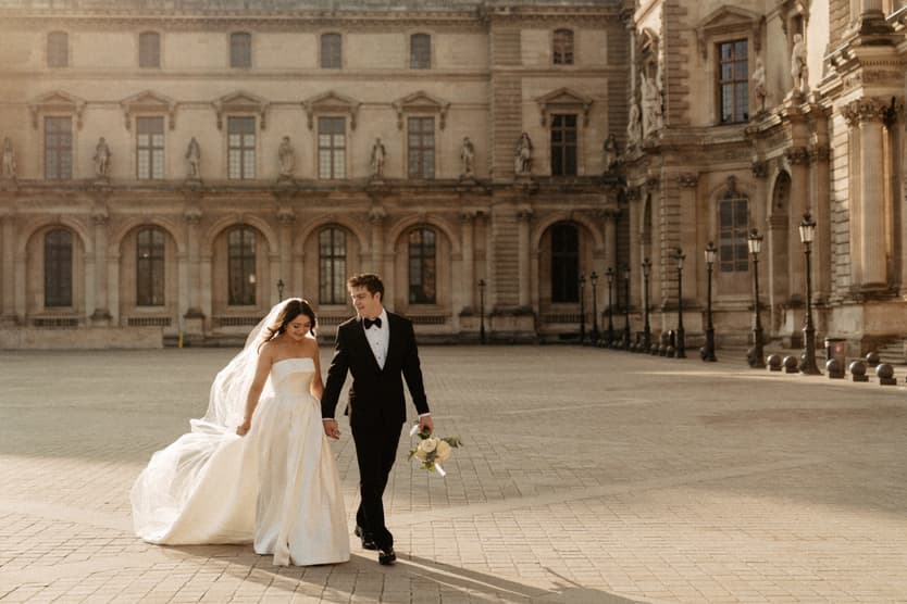 bride with big dress at museum louvre