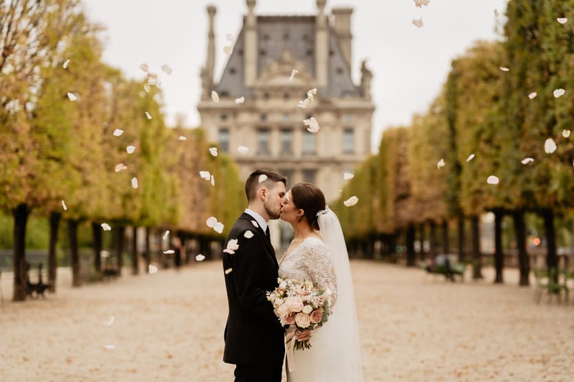 Intimate kissing couple at jardin de tuilerie