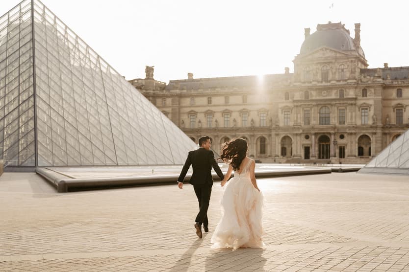 bride runaway hand in hand with groom in museum louvre