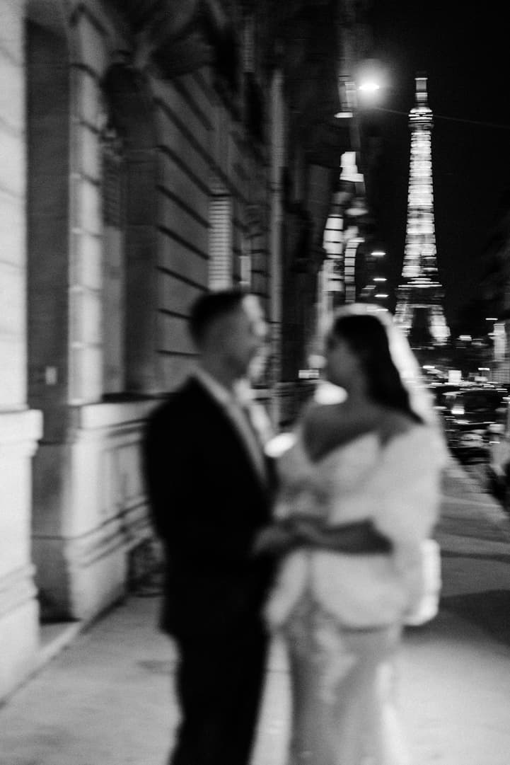 paris elopement planner - elopement photos paris at night