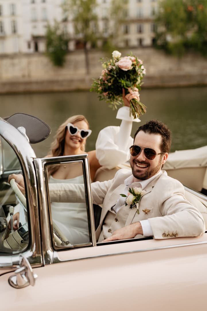 Paris elopement planner - elopement with vintage car