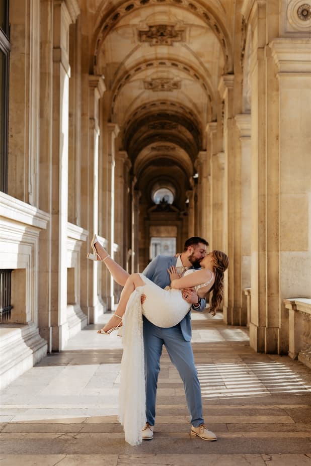 couple kissing at the Louvre corridors