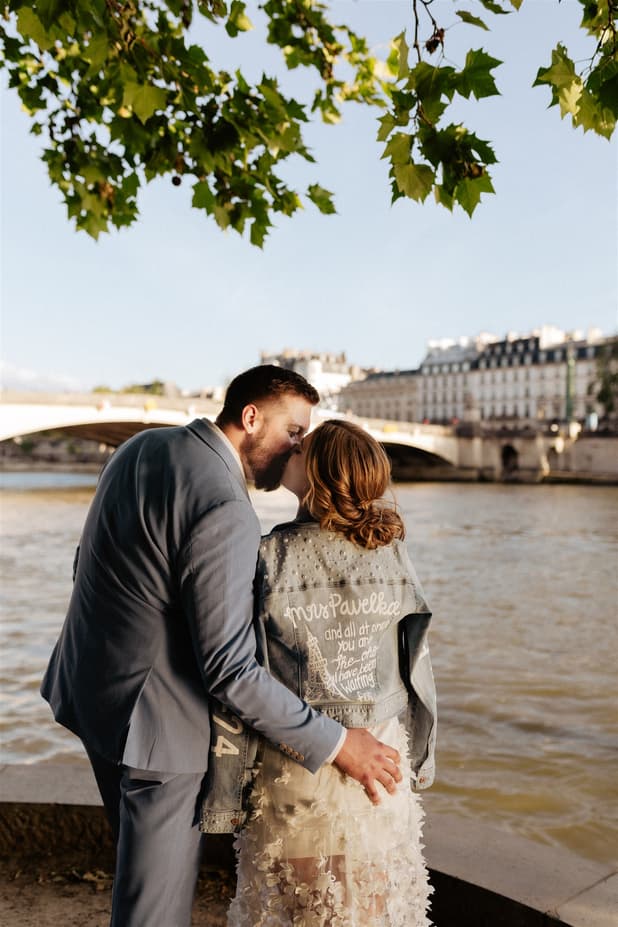 A&M kissing on the bank of the Seine