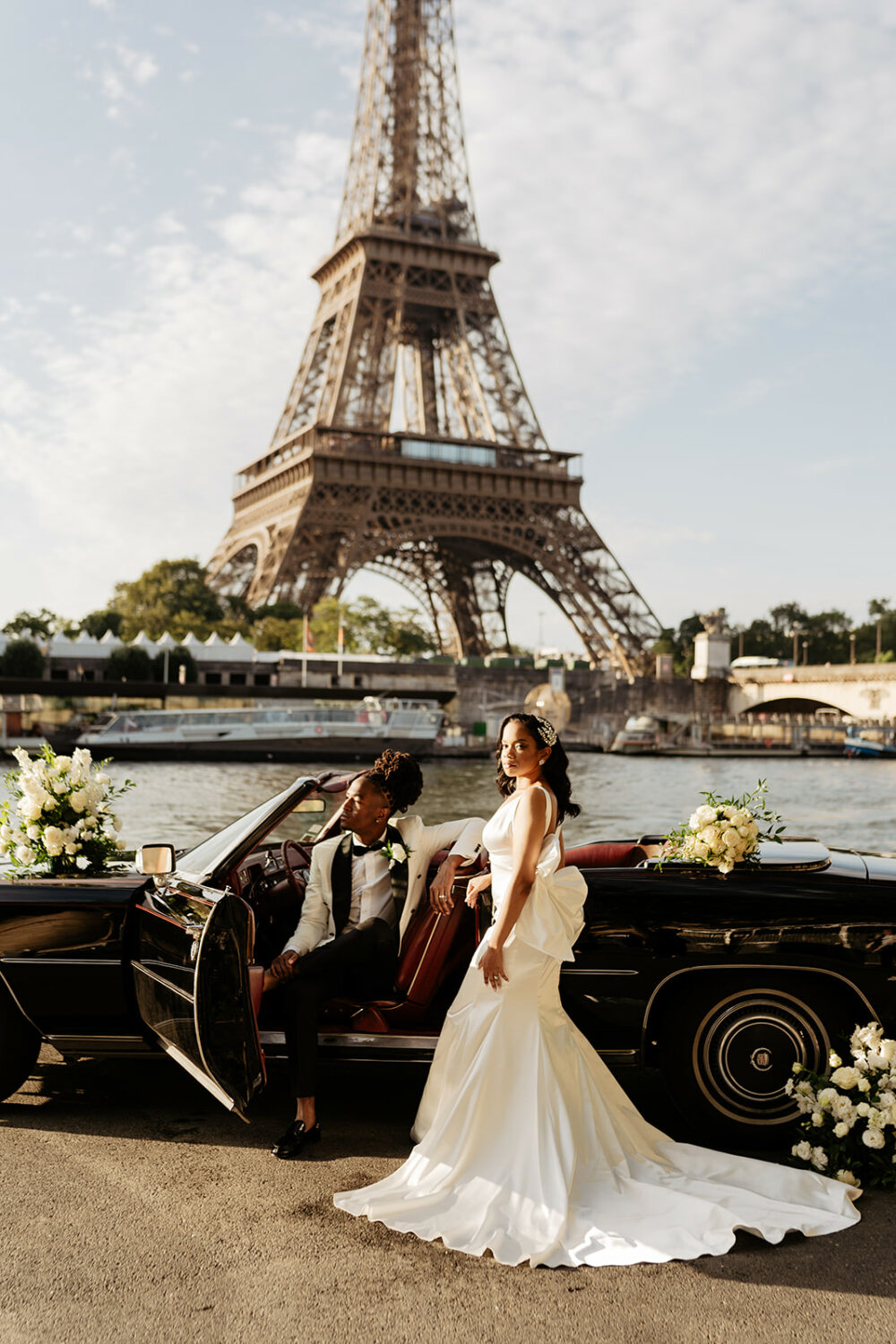 couple in front of vintage car for their wedding elopement in Paris with Eiffel tower