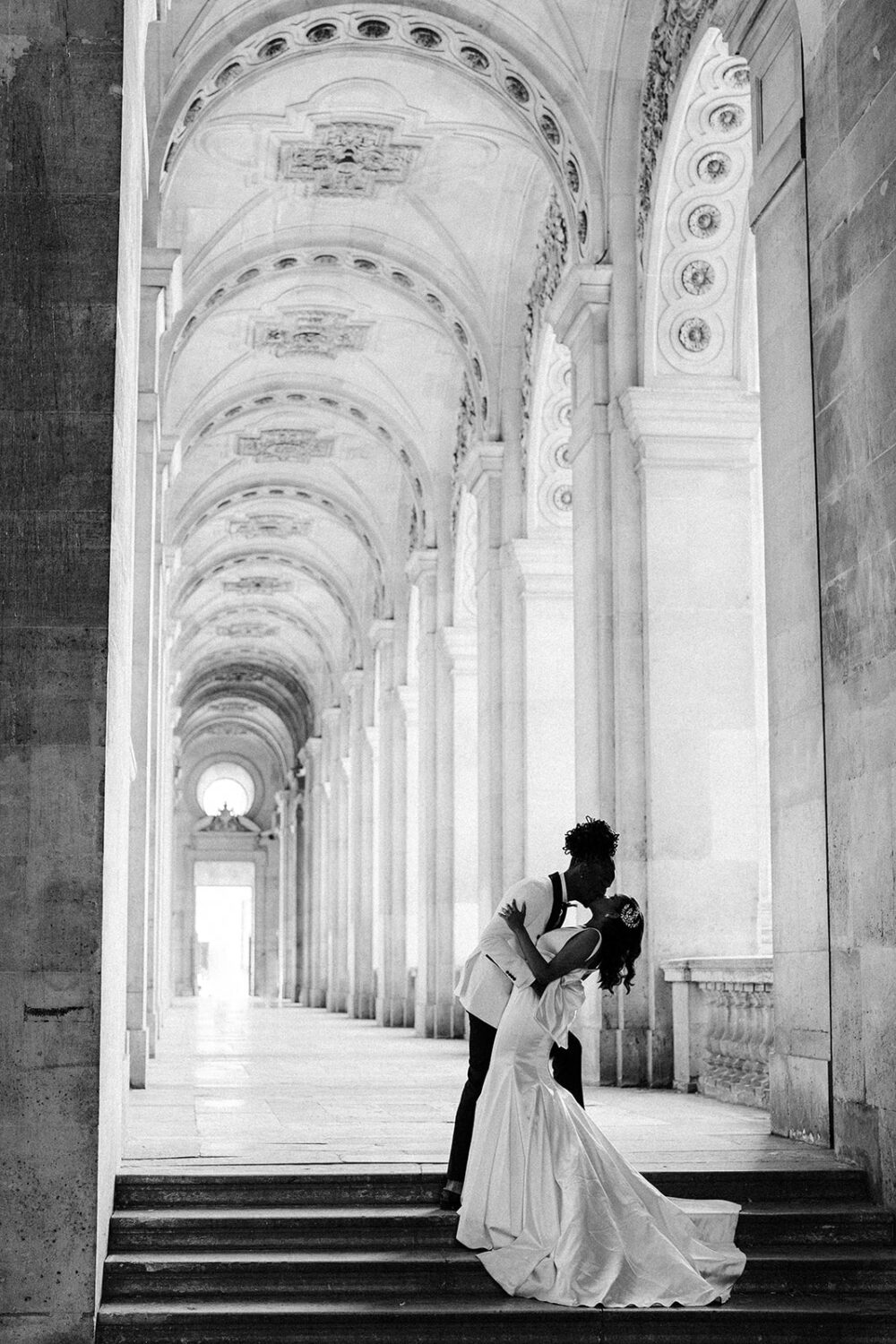 wedding couple at the Louvre museum 