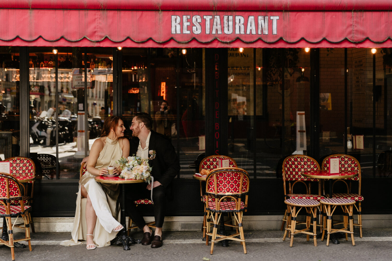 paris elopement in a café