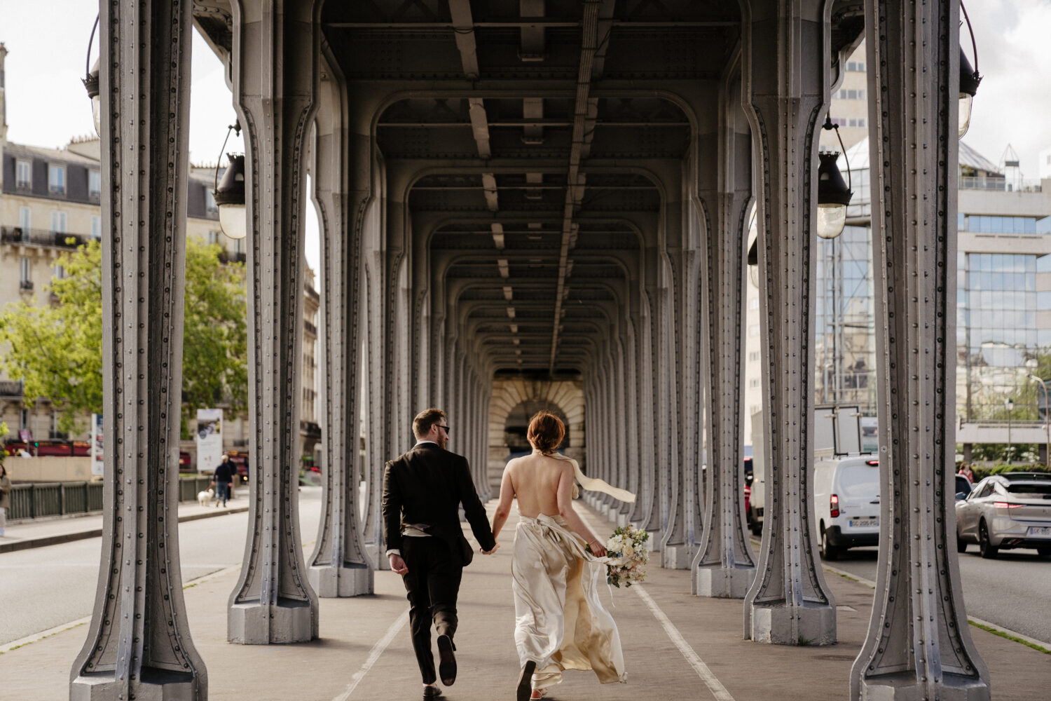 spring paris elopement bir hakeim bridge couple running