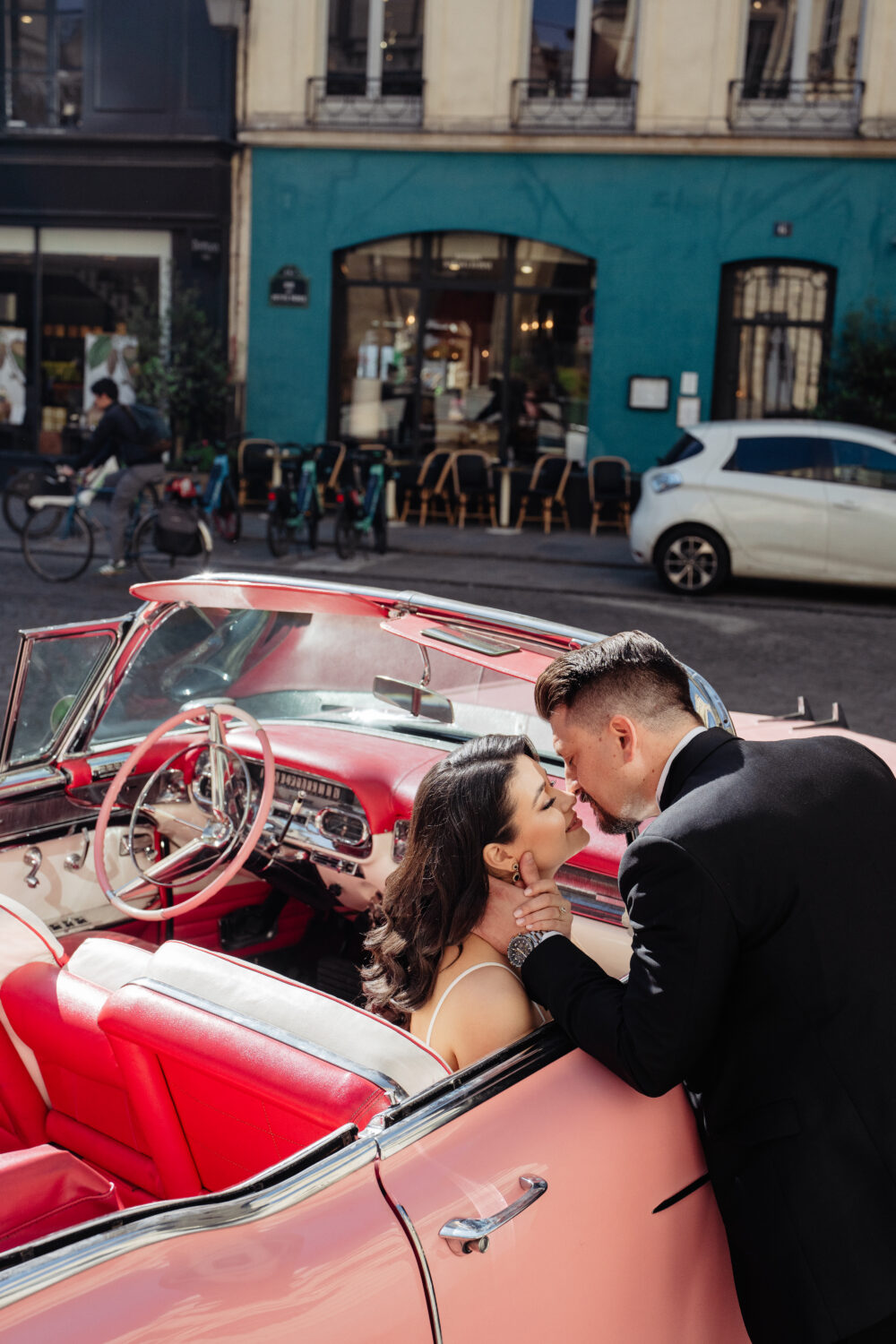 Pink vintage elopement car in Paris a couple kissing