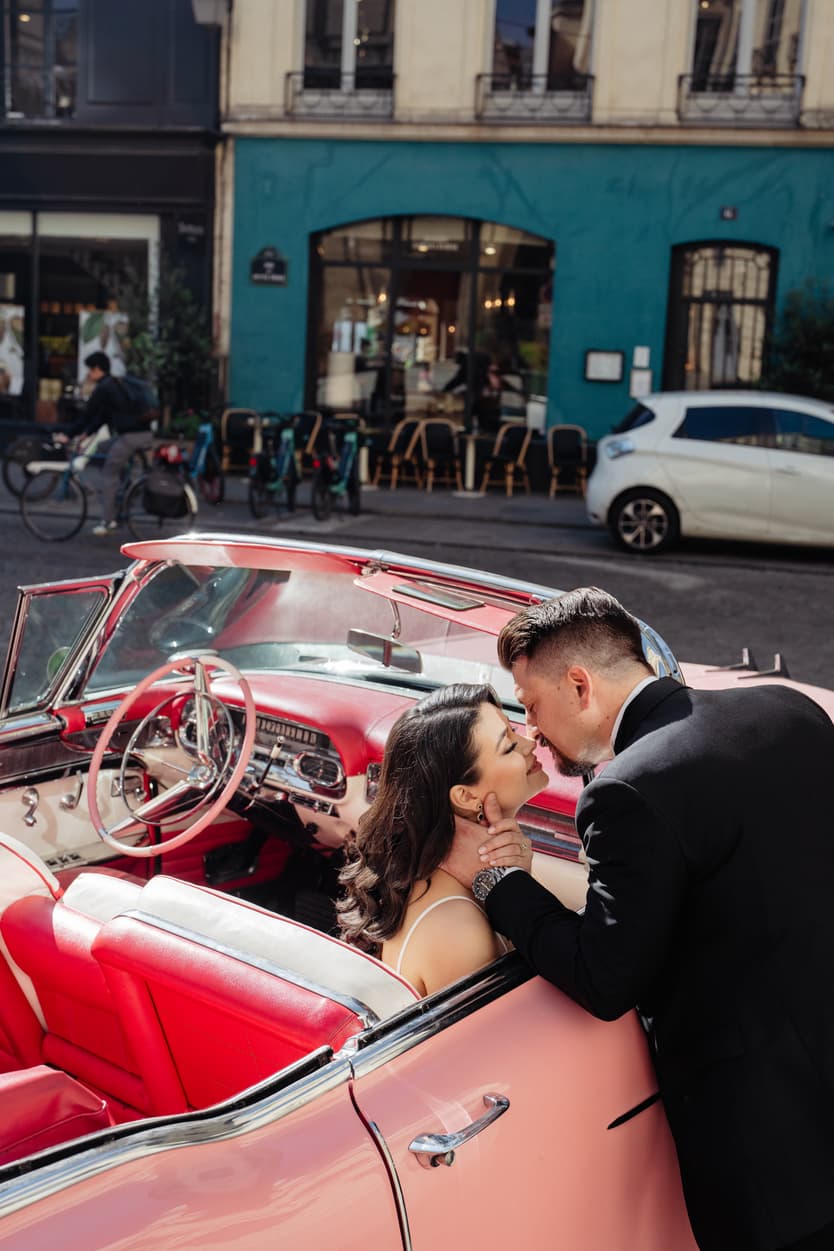 Pink vintage elopement car in Paris a couple kissing