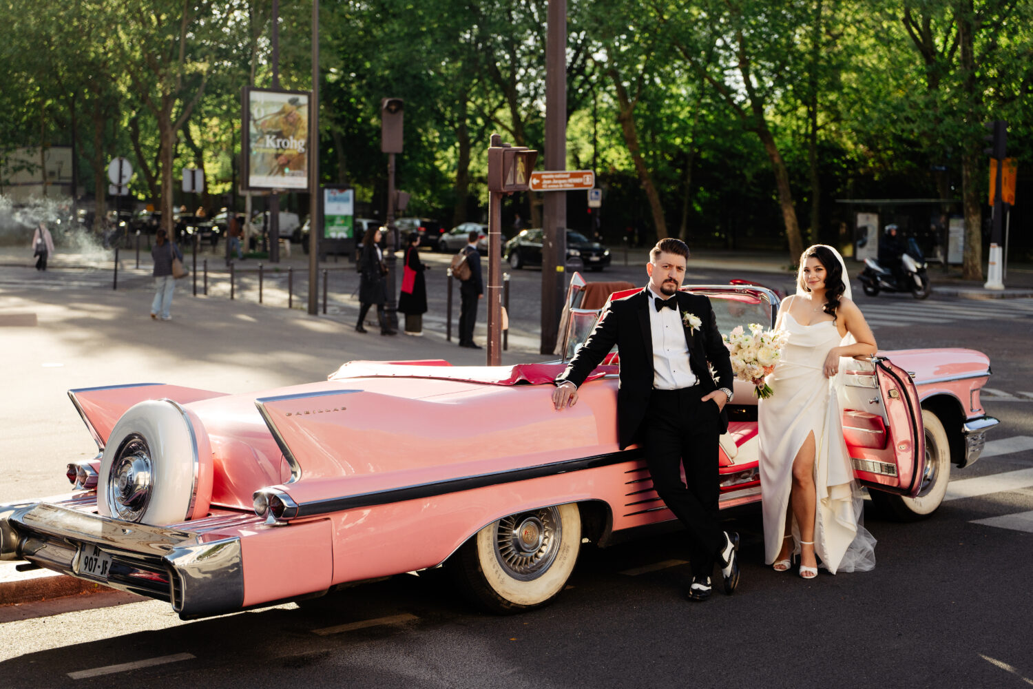 Pink vintage car elopement paris