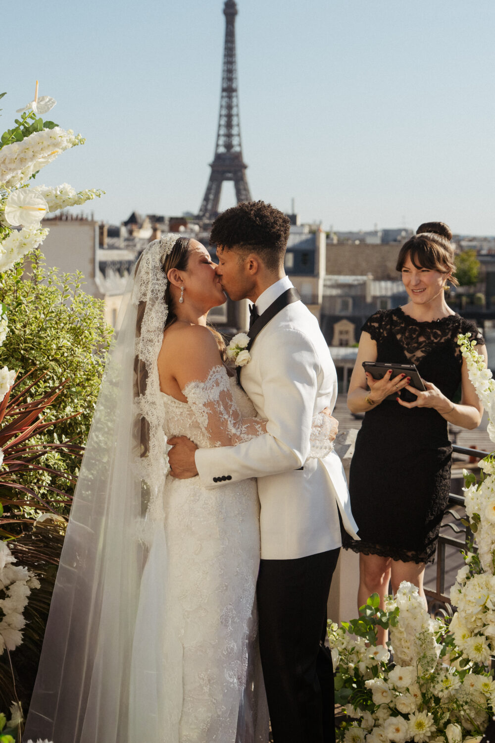 wedding first kiss at terrace with eiffel tower paris marignan hotel