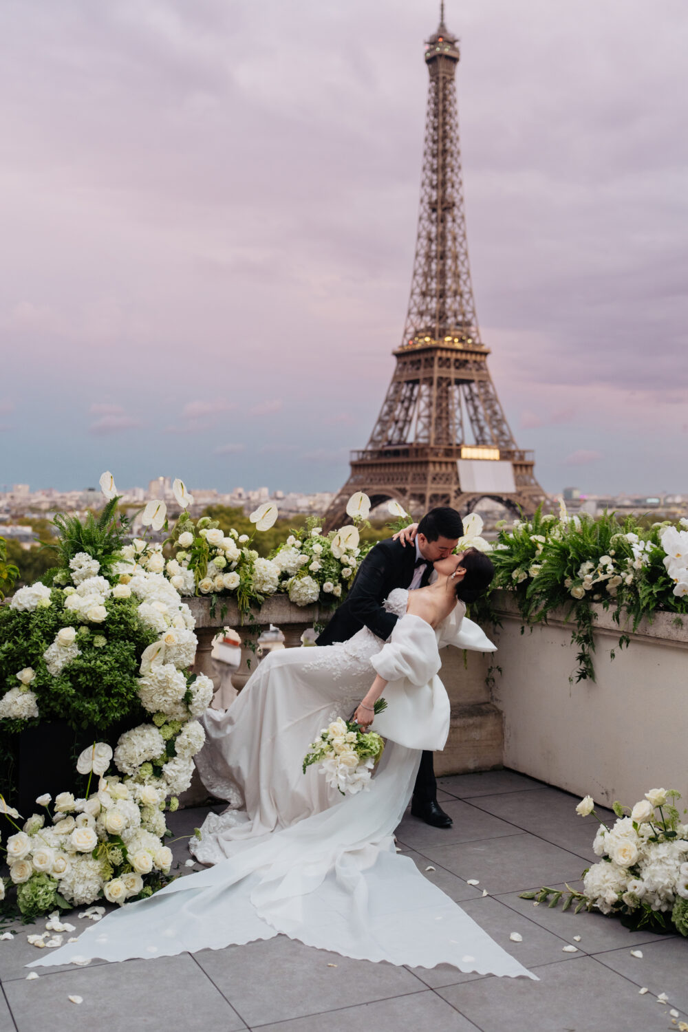 Couple kiss & dip at Shangrila Paris for their elopement wedding in front of Eiffel tower