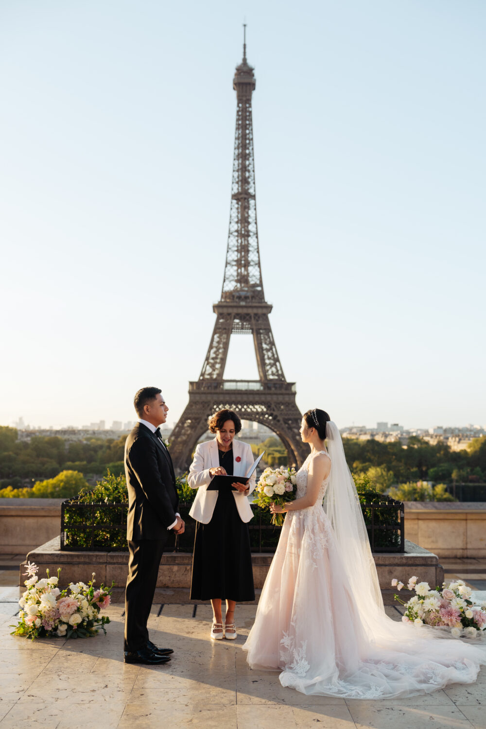 elopement wedding ceremony in Trocadero with eiffel tower