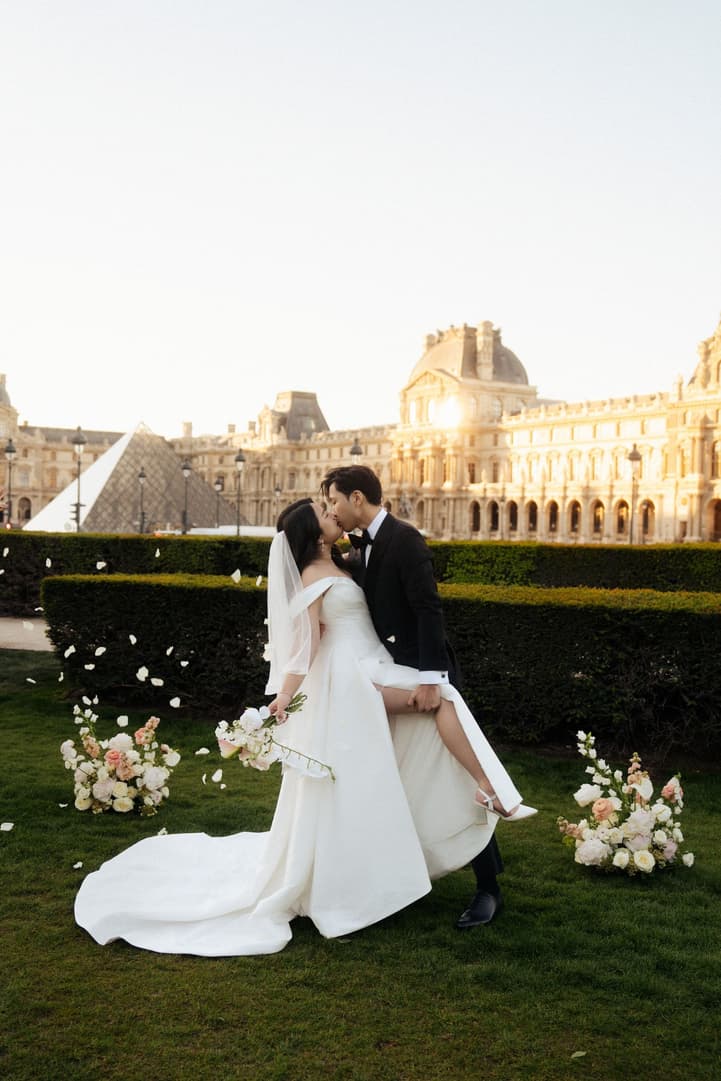 First kiss of Nancy and Jason at their elopement ceremony in front of the Louvre