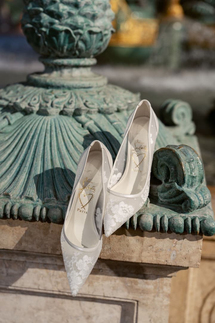 Aphrodite's lace heels on the fountain of Place de la Concorde
