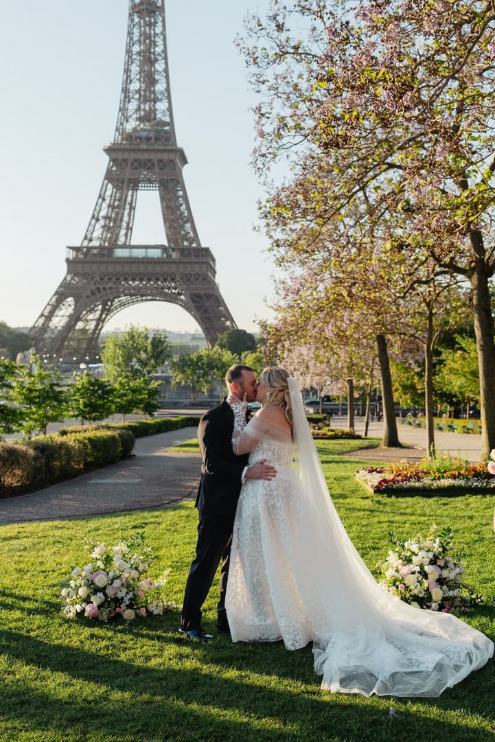 Victoria and Tyler kiss at the end of their ceremony in the Trocadéro gardens, the Eiffel Tower above