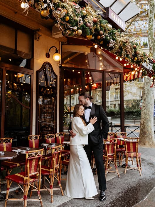 An intimate ceremony with their closest family in Tuileries Garden set the tone for the day 🧡🍾🥂 The bride’s choice felt perfectly in sync with winter in Paris:  a long-sleeve gown paired with sculptural calla lilies, making it elegant, confident, and effortlessly refined. From a café wrapped in Christmas décor to an Eiffel Tower street glowing softly, even under a moody, cloudy sky, the city felt unmistakably magical for S&H’s elopement. ✨