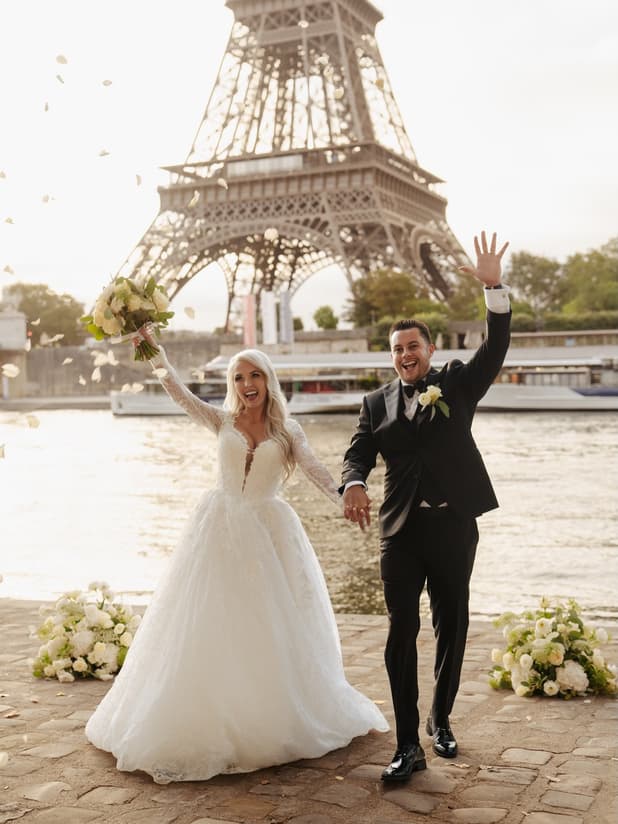Every elopement we plan has a structure. But within that? Total freedom. Cocktails at a café before 10am because why not. 🍸🤌 Rose petals, the Seine, running across Tuileries garden - all of it shaped around you, not a set checklist.