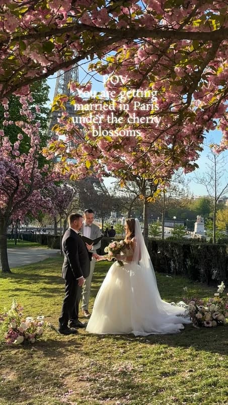 🌸👰🤵‍♂️🌸 One of the most romantic moments in Paris is probably the season of cherry blossoms. And what’s better than getting married here, under the falling petals and witnessed by the Eiffel tower?
