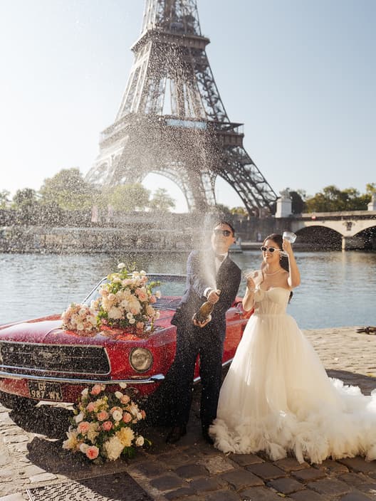 J&R’s Paris elopement was pure romance! ✨ Starting at sunrise with that dreamy cloud-like gown stealing the show while catching first bit of sunshine. ☁️🩵